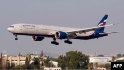 Pesawat Boeing 777-3M0 Aeroflot-Russian Airlines mendarat di Bandara Internasional Ben Gurion Israel di Lod, sebelah timur Tel Aviv. (Foto: AFP/Jack Guez)