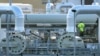 Tampak pipa-pipa di fasilitas penyimpanan gas dari program pipa gas Nord Stream 2 di Lubmin, bagian utara Jerman, pada 15 Februari 2022. (Foto: AP/Michael Sohn)