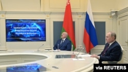 Президент России Владимир Путин и Александр Лукашенко наблюдают за учебными пусками баллистических ракет в рамках учений стратегических сил сдерживания. Москва, 19 февраля 2022 года. 