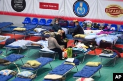 Raseljeni civili iz Donjecka i Luganska u sportskoj hali u Taganrogu u Rusiji, 21. februara 2022.