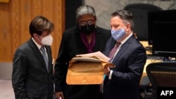 Perwakilan Tetap Ukraina untuk PBB Sergiy Kyslytsya (kanan) berbicara dengan duta besar AS untuk PBB Linda Thomas-Greenfield (tengah) dalam pertemuan darurat Dewan Keamanan PBB tentang krisis Ukraina, di New York, 21 Februari , 2022. (TIMOTHY A. CLARI / AFP)