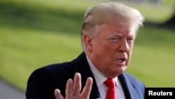 Donald Tramp, predsednik SAD, razgovara sa novinarima pred polazak na samit G-20 u Argentini.