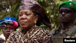 Wakazi wa kitongoji cha mashariki ya Johanesburg wakimbia wakati polisi wanafyetua mabomu ya kutoa machozi kuwatawanya waandamanaji wanaowapinga wageni.