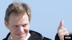 Reporter TV-3 Perancis Herve Ghesquiere melambai kepada wartawan setibanya di Paris (1/7).