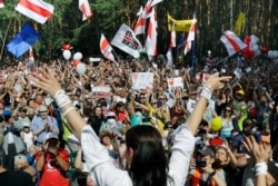 سوتلانا تیخانوسکایا، نامزد انتخابات ریاست جمهوری بلاروس، در حال استقبال از مردم در مینسک در بلاروس. ۲ اوت ۲۰۲۰