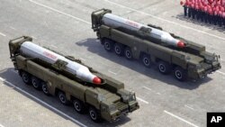 Pxenyanda o'tgan harbiy paradda raketalar namoyish qilinmoqda.