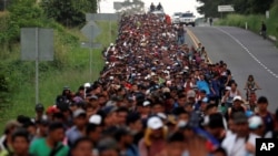 Migranti, deo karavana koji putuje iz Centralne Amerike ka SAD, pešače kroz Meksiko. 