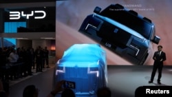 资料照片：比亚迪欧洲总经理舒酉星出席第91届日内瓦国际汽车展的媒体日活动，他的身旁是比亚迪的仰望U8越野车。(2024年2月26日)