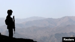 资料照 - 2017年10月18日，巴基斯坦北瓦济里斯坦，一名巴基斯坦士兵在与阿富汗接壤的基顿前哨基地外的边境围栏上站岗。