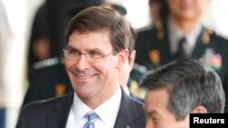 លោក Mark Esper រដ្ឋមន្ត្រី​ការពារ​ប្រទេស​របស់អាមេរិក​និយាយ​ជាមួយ​នឹង​លោក Jeong Kyeong-doo​ រដ្ឋមន្ត្រី​ការពារ​ជាតិ​របស់​កូរ៉េ​ខាង​ត្បូង នៅ​ពេល​លោក​អញ្ជើញ​ទៅ​ដល់​ក្រសួង​ការពារ​ជាតិ​ក្នុង​ក្រុង​សេអ៊ូល ប្រទេស​កូរ៉េ​ខាង​ត្បូង កាលពី​ថ្ងៃទី៩ ខែសីហា ឆ្នាំ២០១៩។