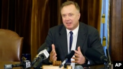 រូបឯកសារ៖ លោក Doug Ericksen សមាជិក​ព្រឹទ្ធសភា​ប្រចាំ​រដ្ឋវ៉ាស៊ីនតោន និយាយ​ទៅកាន់​អ្នកសារព័ត៌មាន​នៅ​អគារ Capitol ក្នុងទីក្រុង Olympia រដ្ឋវ៉ាស៊ីនតោន កាលពី​ថ្ងៃទី ២ ខែកុម្ភៈ ឆ្នាំ២០១៧។