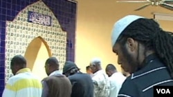 Jemaah Masjid Muhammad di Washington, yang sebagian besar adalah warga Amerika keturunan Afrika, sedang khusyuk sholat.