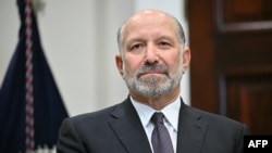 Министр торговли США Говард Латник во время выступления президента Дональда Трампа в Белом доме, 3 марта 2025 года (фото Roberto Schmidt/AFP)