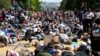 Demonstranti leže na pločniku na protestu u centru Vašingtona, severno od trga Lafajet, 7. juna 2020.