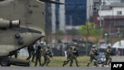 지난해 6월 한국 평택의 캠프 험프리스 기지에서 미8군 창설 75주년을 맞아 주한미군들이 적 제압 시범을 선보이고 있다. 