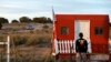 Seorang petugas penegak hukum meninggalkan lokasi Bonanza Creek Film Ranch di Santa Fe, New Mexico, Jumat, 22 Oktober 2021.Di lokasi ini, aktor Alec Badwin tak sengaja menembakkan senjata properti yang menewaskan sinematografer Halyna Hutchins.
