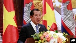 柬埔寨首相洪森 （2018年12月7日）在记者会上（美联社）