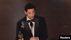 Эдриен Броуди получает «Оскар» за лучшую мужскую роль в фильме «Бруталист» во время церемонии вручения премии «Оскар». 2 марта 2025 года. REUTERS/Карлос БаррияAWARDS-OSCARS/