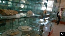 2010年6月17日阿富汗矿业部长新闻发布会上展示矿物。