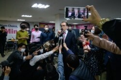 지난 4월 한국 국회의원 선거에서 당선이 확정된 태영호 전 영국주재 북한공사가 기자들과 인터뷰하고 있다.