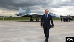 PM Rusia Vladimir Putin dengan latar belakang pesawat siluman andalan terbaru Rusia, Sukhoi T-50 (16/8)