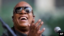 Stivi Vonder na besplatnom, iznenadnom koncertu 17. avgusta 2015. ispred gradske skupštine u Filadelfiji. 