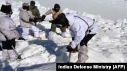 Tentara India tengah melakukan pencarian korban salju longsor di Siachen, 8 Februari 2016 (Foto: dok) Sepuluh tentara diperkirakan tewas akibat salju longsor yang mengubur pos militer dan kelompok patroli India di sektor Gurez, kawasan Kashmir, Hilamaya.