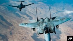 Izraelski lovac-bombarder F15 leti u pratnji američkog bombardera B-1B, iznad Izraela, kao deo leta koji za cilj ima ocvraćanje, na fotografiji koju je objavilo američko ratno vazduhoplovstvo, 30. oktobra 2021.