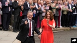 Novi britanski premijer Kir Starmer sa supugom Viktorijom ispred sedišta vlade u Londonu (Foto: AP/Vadim Ghirda)