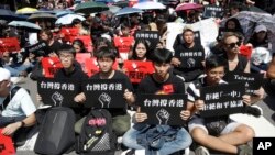 台湾上万群众2019年6月23日手举“台湾撑香港”的标语牌参加集会支持香港民众反送中。 