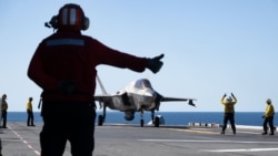 资料照片：在珊瑚海举行的“护卫军刀2025”演习期间，一架美国海军陆战队F-35B飞机准备从前沿部署的美国海军“美利坚”号两栖攻击舰上起飞。(2025年7月14日)