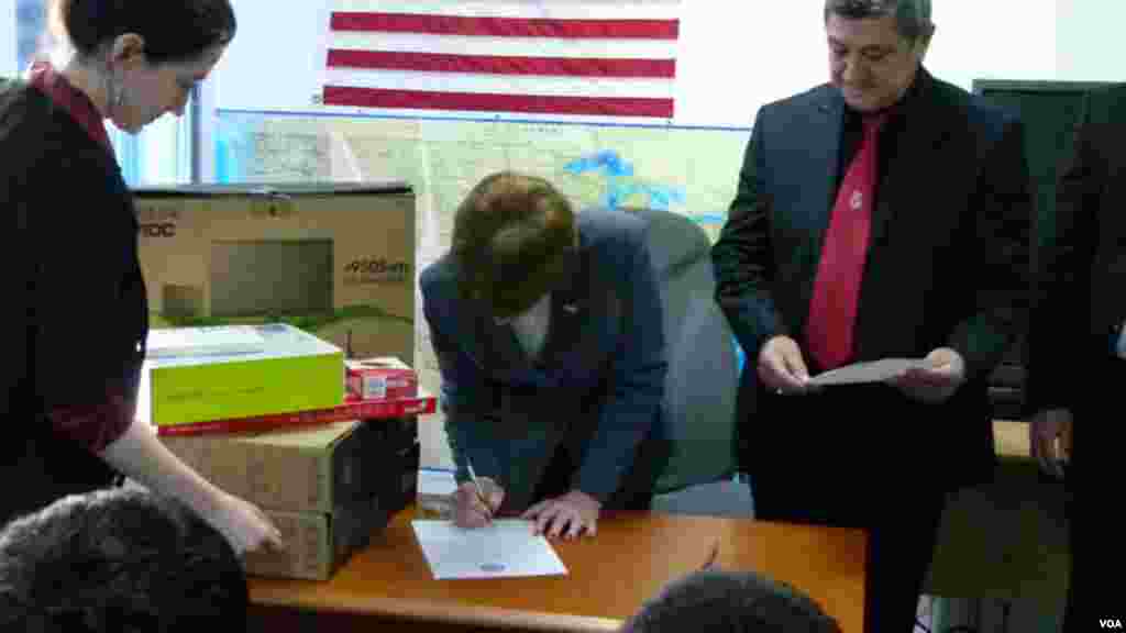 Syuzan xonim AQSh elchixonasinig viloyat kutubonasi bilan hamkorligi borasidagi kelishuvga qo'l qo'ydi