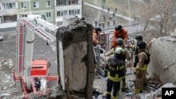 Спасатели разбирают завалы после удара по жилому зданию в Сумах, Украина, 30 января 2025 г. 