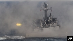 Sebuah kapal patroli AL Korea Selatan saat latihan di lepas pantai tenggara Korea Selatan dekat Busan. Militer Korea Selatan mengatakan pihaknya melepaskan tembakan peringatan ke arah kapal Korea Utara yang melintasi perbatasan laut. (Foto: AP)