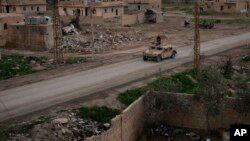 Vozilo "hamvi" vozi kroz selo koje su od militanata Islamske države nedavno zauzeli borci Sirijskih demokratskih snaga, koje uživaju podršku SAD, u blizini Boguza, Sirija, 17. februara 2019.