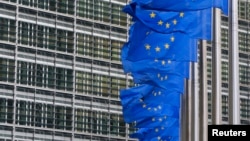 Zastave Evropske unije ispred sedišta EK u Briselu (Foto: Reuters/Yves Herman)