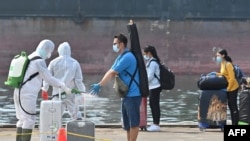 Seorang petugas memproses kedatangan anak buah kapal pesiar Explorer Dream untuk menjalani tes dan karantina Covid-19, di Jakarta, 29 April 2020.