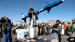 تصویری از چند عضو و هوادار حوثی‌های مورد حمایت جمهوری اسلامی. صنعا، پایتخت یمن. جمعه ۴ اسفند ۱۴۰۲