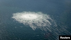 ARHIVA - Mehurići od gasovoda Severni tok 2 na površini Baltičkog mora u blizini Bornholma, u Danskoj, 27. septembra 2022. (Foto: Reuters/Danish Defence Command/Handout)