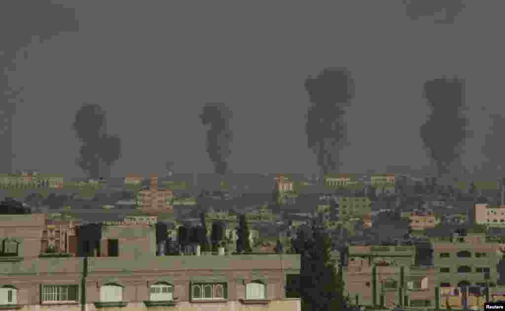 Isroil uyushtirgan havo hujumidan so'ng hosil bo'lgan tutunlar, G'azo, 7-iyul, 2014-yil.