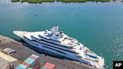 Суперяхта Amadea у пристани Queens Wharf в Лаутоке, Фиджи, 15 апреля 2022 года (архивное фото Leon Lord/Fiji Sun via AP).