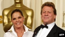 Rajan O'Nil i Eli Mekgro, zvezde filma "Ljubavna priča" na dodeli Oskara u Holivudu 24. marta 2002.