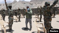 印度总理纳伦德莫迪视察喜马拉雅地区拉达克。（2020年7月3日）
