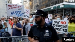 Protest protiv obavezne vakcinacije u Njujorku (Rojters/Andrew Kelly)