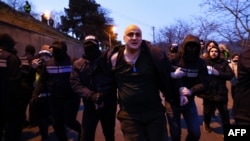 Грузинская полиция задерживает лидера оппозиционной партии «Ахали» Нику Мелиа в ходе акции протеста в Тбилиси 2 февраля 2025 года.