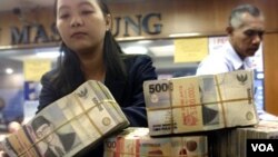 Perbankan masih menetapkan suku bunga tinggi yang dinilai memberatkan sektor usaha di Indonesia (foto: dok).