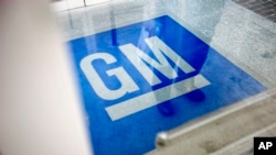 Logo General Motors di pintu masuk Pusat Teknologi Informasi General Motors di Roswell, Georgia.