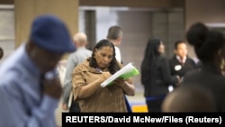 Bato bazali kokoma mikanda ya kosenga lisungi ya mbulamatari na Los Angeles, Etats-Unis, 5 juin 2015.