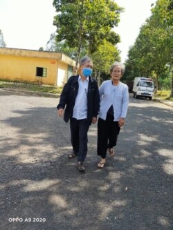 Dinh Van Minh and his wife. (Dinh Van Minh/VOA)