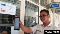 Pembayaran SPP melalui aplikasi GoPay di SMA Batik 1 Solo, Selasa (18/2). (Foto : VOA/ Yudha Satriawan)